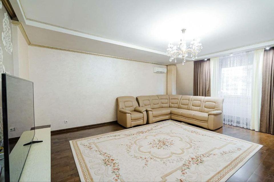 Cathedral Park And Pedestrian Zone Ultracentral Cozy Apartment In Kischinau Exterior foto